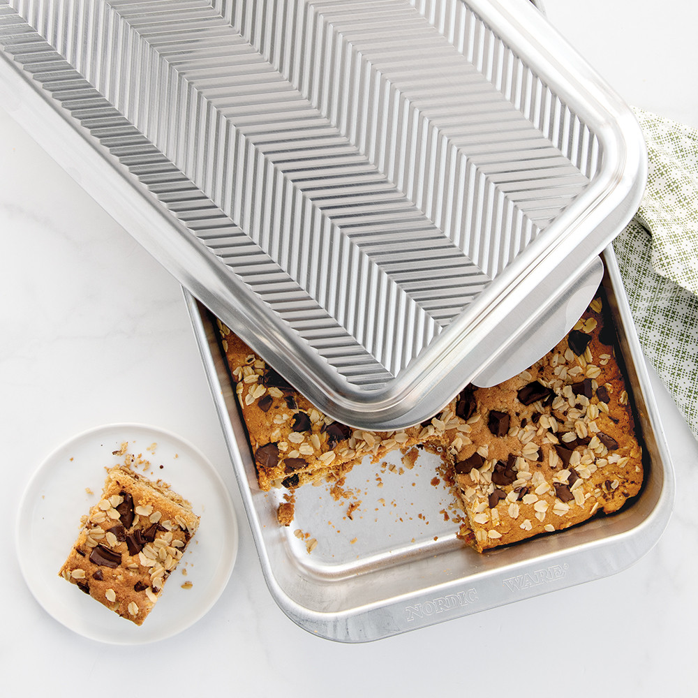 Classic 9 x 13 Pan with Embossed Prism LidClassic 9 x 13 Pan with Embossed Prism Lid - Image 3