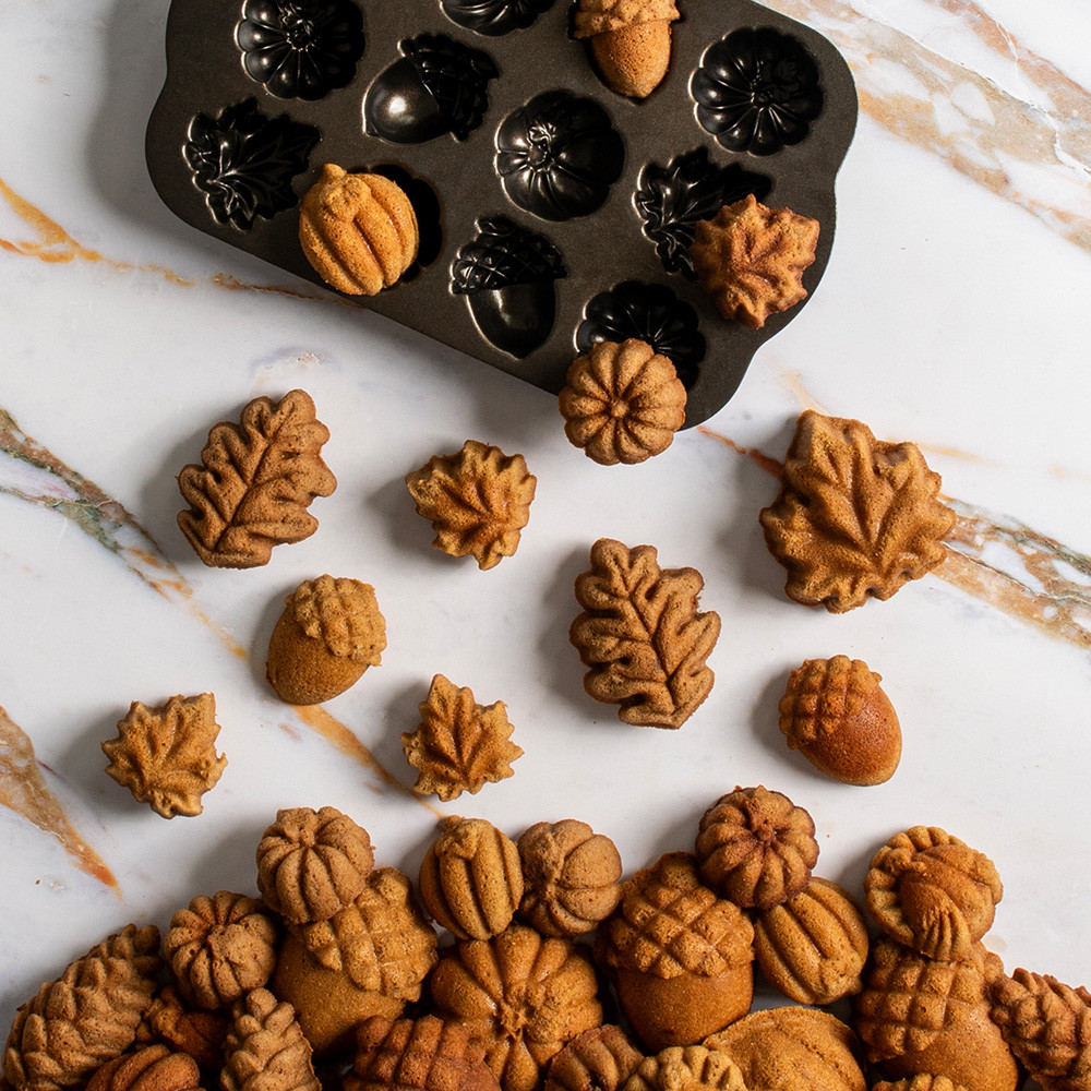 Autumn Delights Cakelet PanAutumn Delights Cakelet Pan - Image 4