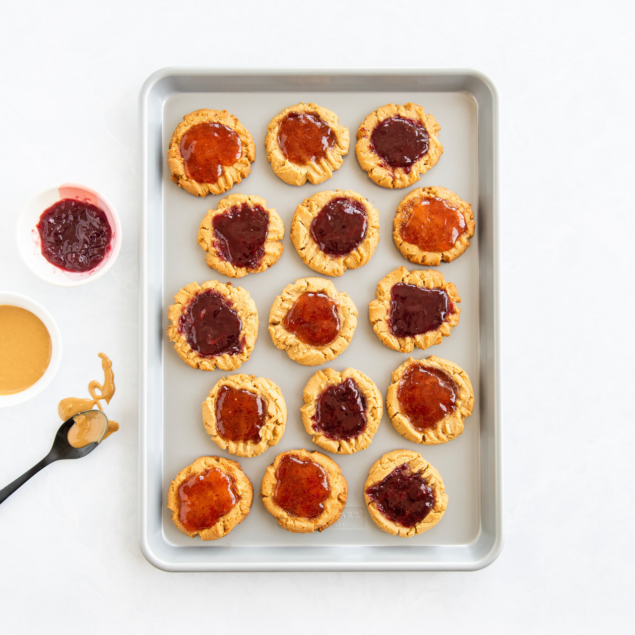 3-Piece Brilliant Bakeware Nonstick Sheet Pan Set3-Piece Brilliant Bakeware Nonstick Sheet Pan Set - Image 3