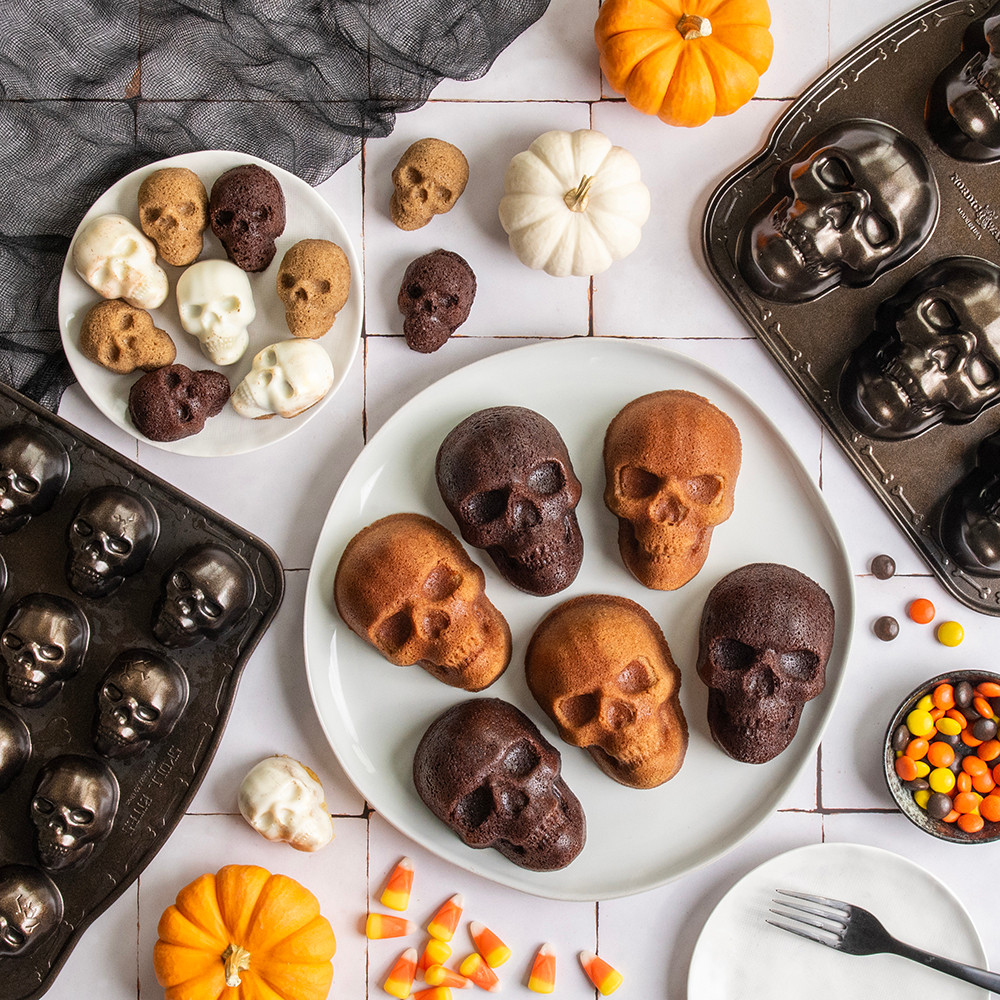 Skull Bites Cakelet PanSkull Bites Cakelet Pan - Image 4