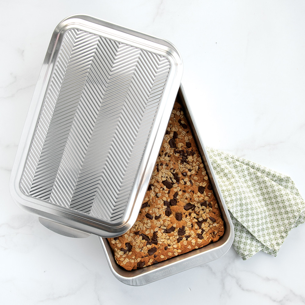 Classic 9 x 13 Pan with Embossed Prism LidClassic 9 x 13 Pan with Embossed Prism Lid - Image 2