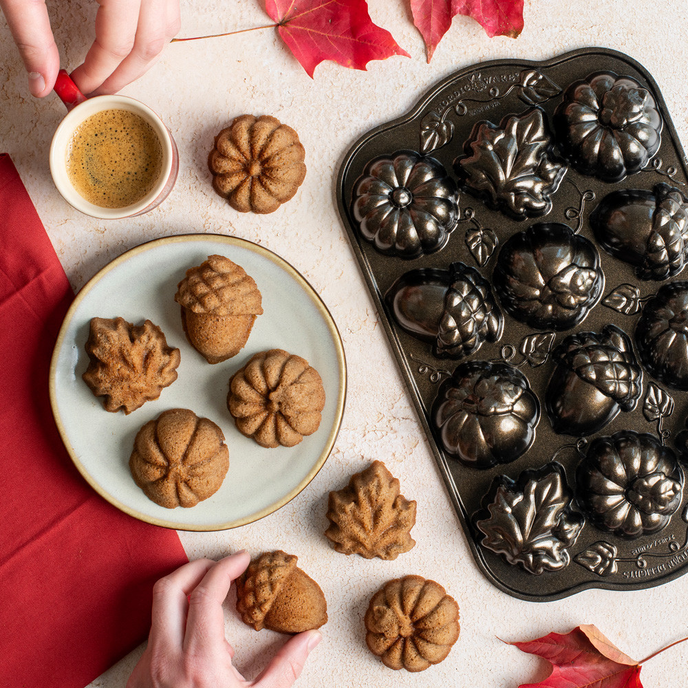 Autumn Delights Cakelet PanAutumn Delights Cakelet Pan - Image 3