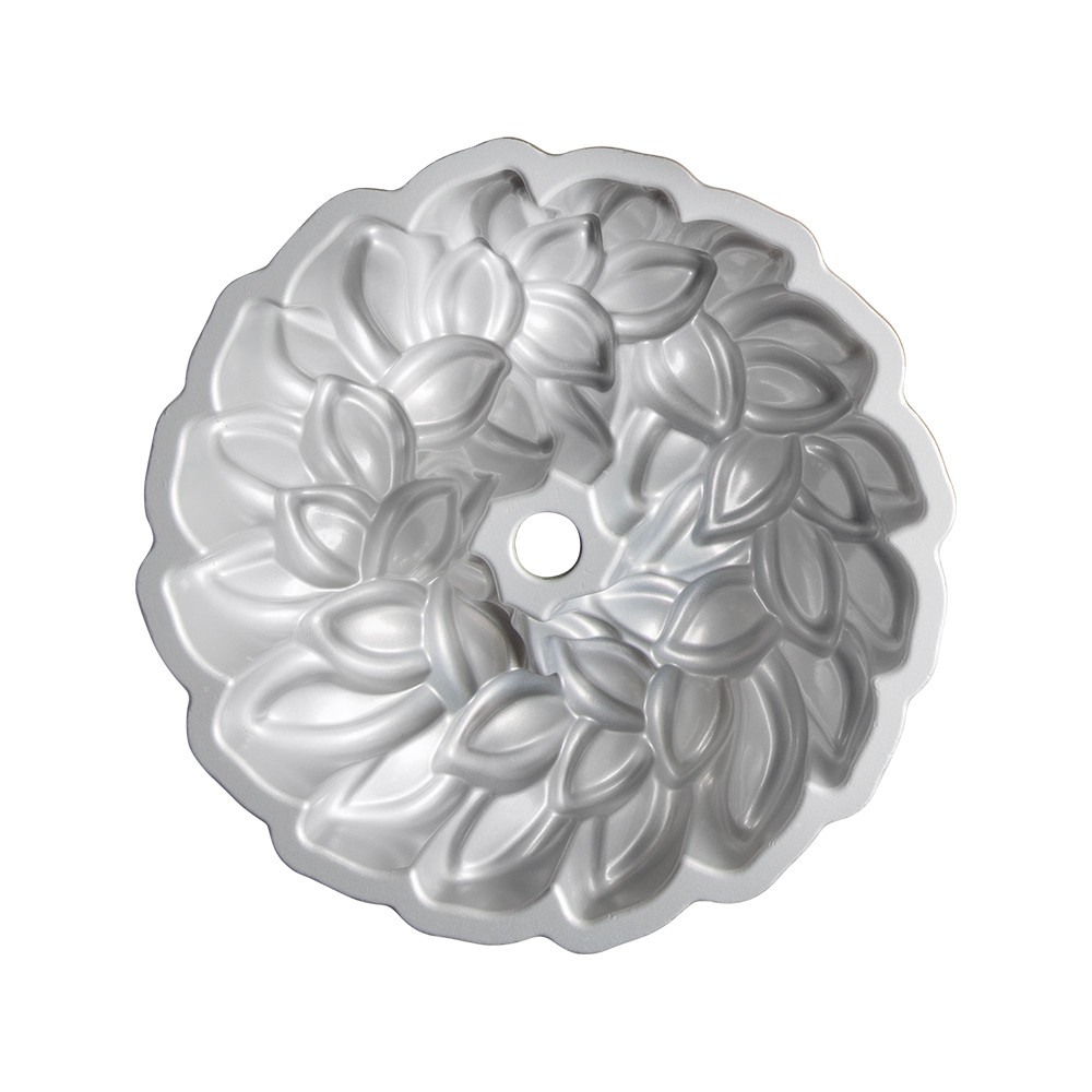 Laurel Wreath Bundt® PanLaurel Wreath Bundt® Pan - Image 15